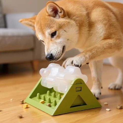 Un Shiba Inu jouant avec un jouet pour chien vert anti-glouton, distribuant des croquettes tout en stimulant son intelligence.