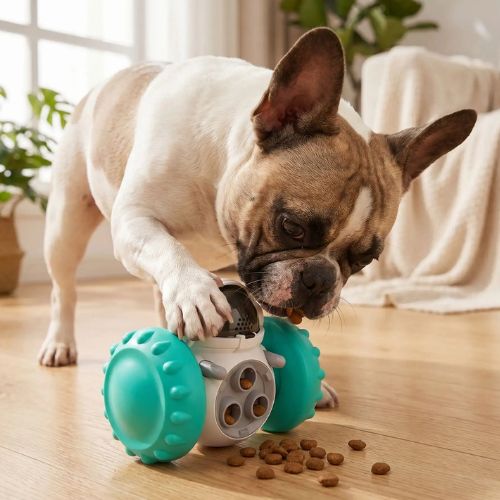 Chien Bouledogue Français interagissant avec un jouet pour chien bleu robot anti-ennui distribuant des croquettes
