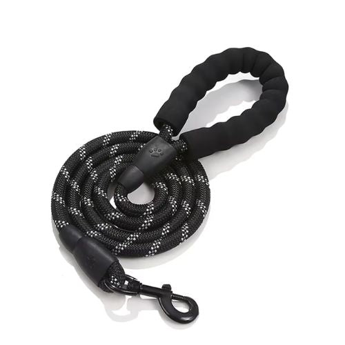 Laisse pour chien noire en corde résistante avec poignée rembourrée ergonomique.