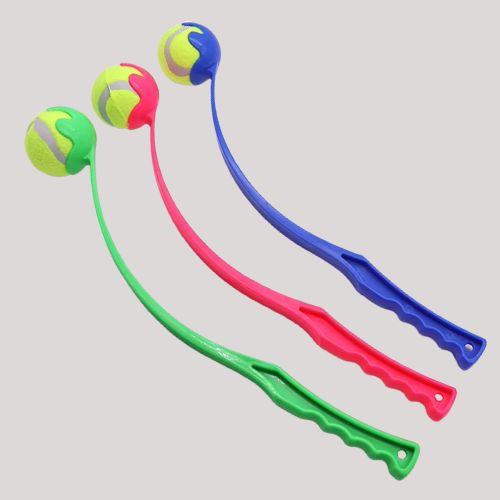 trois lanceurs de balle pour chien en plusieurs couleurs fluo