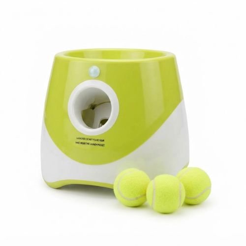 Un lanceur de balle pour chien automatique vert et blanc avec trois balles.