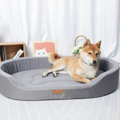 Un Shiba-Inu allongé dans un lit chien lavable gris avec rebords surélevés offre un sentiment sécurisant 