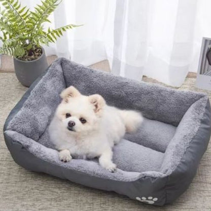 Lit chien design gris avec rembourrage épais et rebord surélevé, adapté aux chiens de toutes tailles