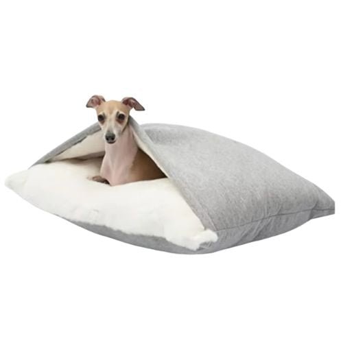 Un petit chien allongé confortablement sur son matelas chien gris intérieur texture douce et espace généreux