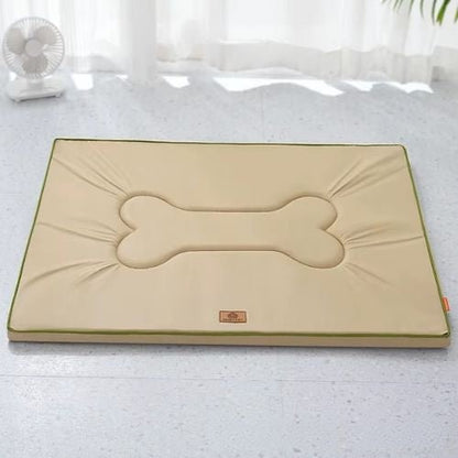 Matelas pour chien beige motif os, anti stress pour un repos confortable au quotidien.