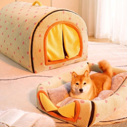 Chien détendu sur un lit transformé à partir d'une niche XXL pour chien 2 en 1, convertible en couchage ouvert ou abri fermé selon la saison
