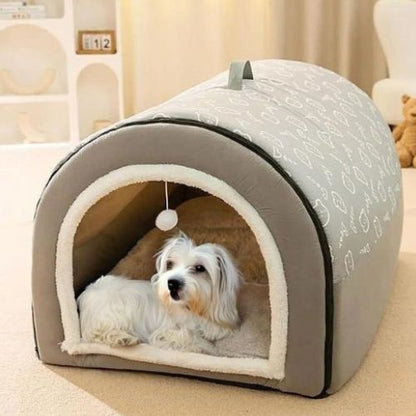 Un Yorkshire blanc couché dans une NICHE CHIEN XXL en tissu gris avec ouverture arrondie