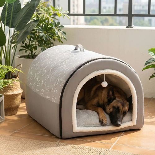 Un Malinois couché dans une NICHE CHIEN XXL en tissu gris avec ouverture arrondie