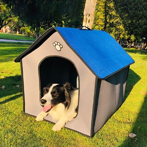 Chien heureux allongé dans une NICHE CHIEN EXTÉRIEUR confortable, légère et pliable, installée sur une pelouse ensoleillée