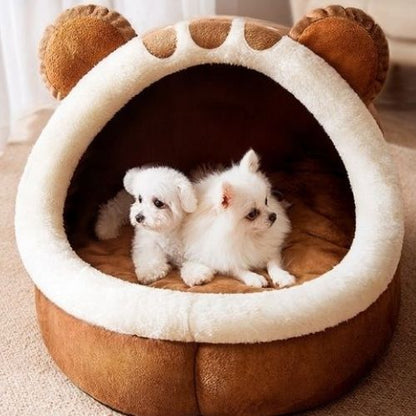 Niche chien interieur originale en forme de sabot avec deux petits chiens blancs, couchage confortable et chaleureux pour petit chien à la maison