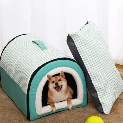 Petit chien détendu à l’intérieur d’une NICHE CHIEN INTERIEUR couleur vert douce et lavable