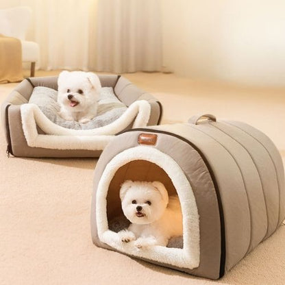 Deux petits chiens blancs installés confortablement dans une niche chien interieur grise et un lit assorti, dans une pièce lumineuse et chaleureuse.