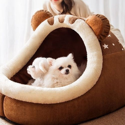Niche chien interieur marron en forme de sabot avec deux petits chiens blancs, couchage douillet, pliable et design pour intérieur moderne