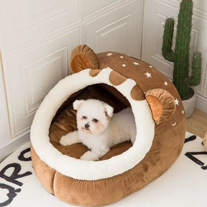 Niche chien interieur marron douce et confortable en forme de sabot avec petit chien blanc, couchage original et chaleureux pour petit chien