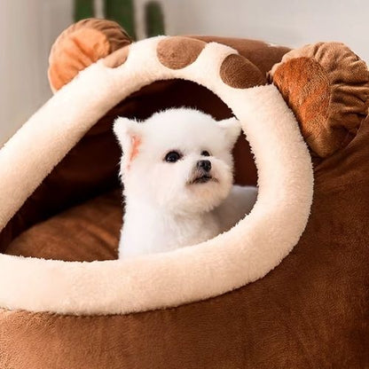 niche chien interieur semi fermée marron avec petit chien blanc installé aisément