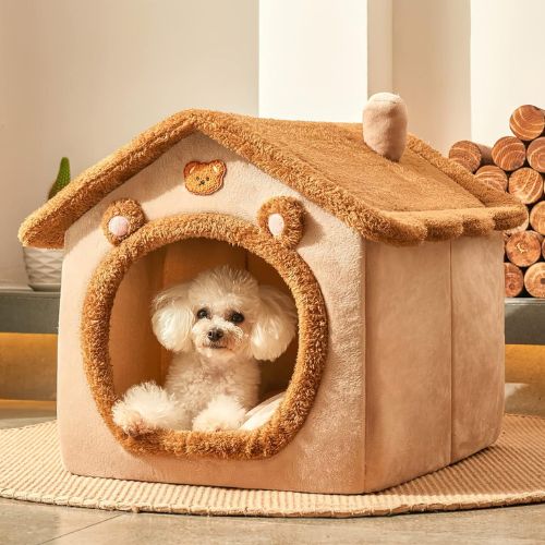 Un Caniche blanc couché dans une niche  d'intérieur pour chien marron douillette et moelleuse, installé dans une pièce chaleureuse.