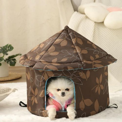 Niche extérieur chien camouflage marron avec toit pointu, petit chien blanc allongé à l’intérieur