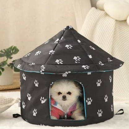 Niche extérieur chien noir avec des motifs patte de chien avec toit pointu, petit chien blanc installé paisiblement à l’intérieur