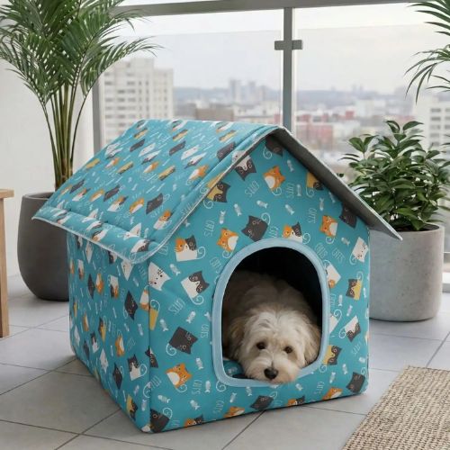 niche exterieur pour chien design original bleu imperméable avec toit pointu et chien paisiblement installé dans un balcon.