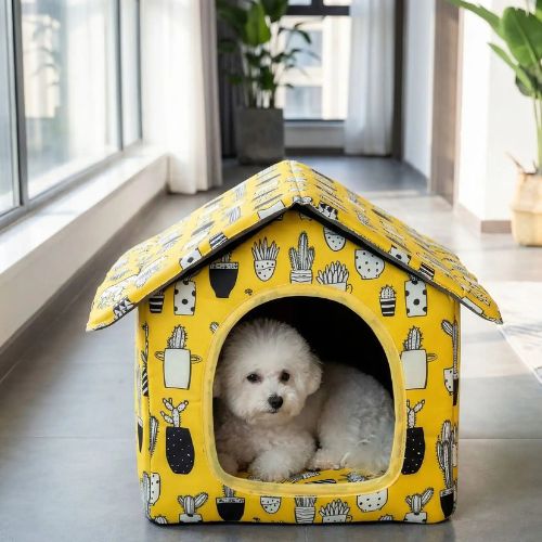 niche exterieur pour chien design cocon jaune imperméable avec toit original et chien confortablement installé sur le sol.