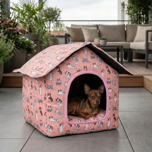 niche exterieur pour chien nid douillet rose étanche avec toit original et chien dort à l'intérieur paisiblement installé dans une terrasse.