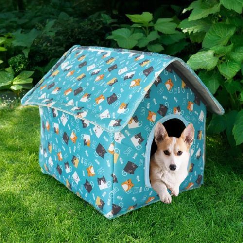 niche exterieur pour chien design original bleu imperméable avec toit pointu et chien paisiblement installé sur pelouse verte