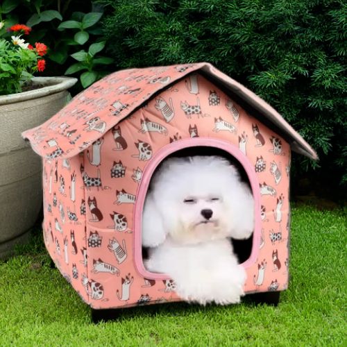 niche exterieur pour chien nid douillet rose étanche avec toit original et chien dort à l'intérieur paisiblement installé dans le jardin
