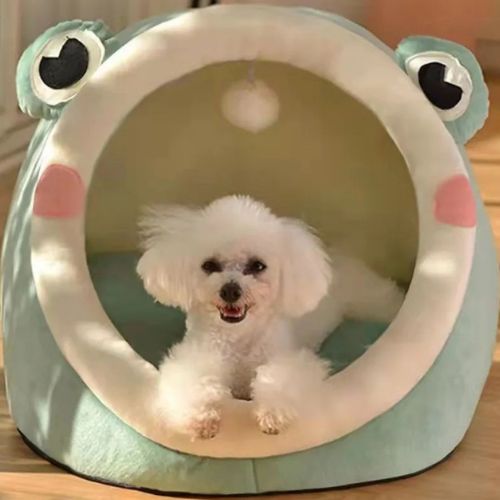 Un caniche blanc allongé paisiblement dans une niche interieur chien doux au toucher design original amusant.