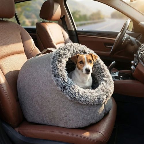 Petit chien lové dans une niche pour chien en peluche douce, au style apaisant et chaleureux, idéale pour le confort et le bien-être.