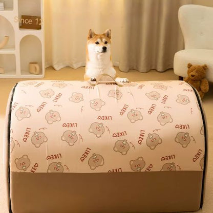 Abri en tissu rembourré servant de NICHE POUR CHIEN INTERIEUR marron avec chien debout qui pose ses pattes avant sur le toit