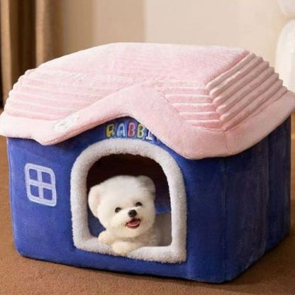 niche pour chien bleu et le toit rose en velours dedans yorkshire blanc souriant avec des motifs et ecritures