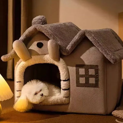 Niche pour chien intérieur, en forme de maisonnette moelleuse, avec un petit chien blanc confortablement installé dans une ambiance douce et apaisante