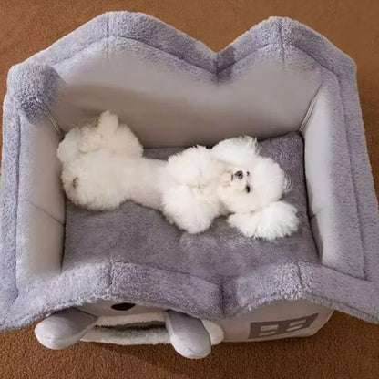 Niche pour chien intérieur spacieuse et moelleuse, avec un petit chien blanc totalement détendu allongé sur le dos, dans une ambiance douce et rassurante