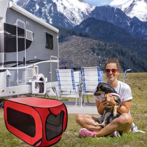 Niche pour chien pliable rouge installée en pleine montagne près d’un camping-car, avec une femme assise tenant un petit chien sur ses genoux, solution idéale pour voyager avec son animal en van ou en camping.