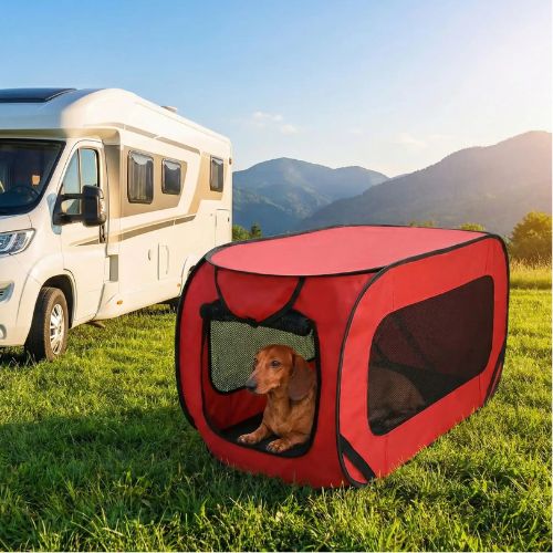 Niche pour chien pliable rouge installée en pleine montagne près d’un camping-car, avec Teckel allongé, solution idéale pour voyager avec son animal en van ou en camping.