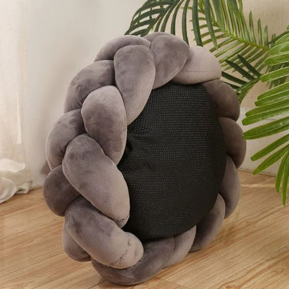 Un panier à chien tressé de couleur gris avec fond antidérapant posé dans pièce  lumineuse