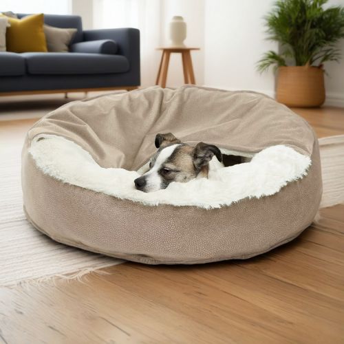 Chien de taille moyenne reposant paisiblement dans un panier chien beige avec intérieur en fourrure blanche