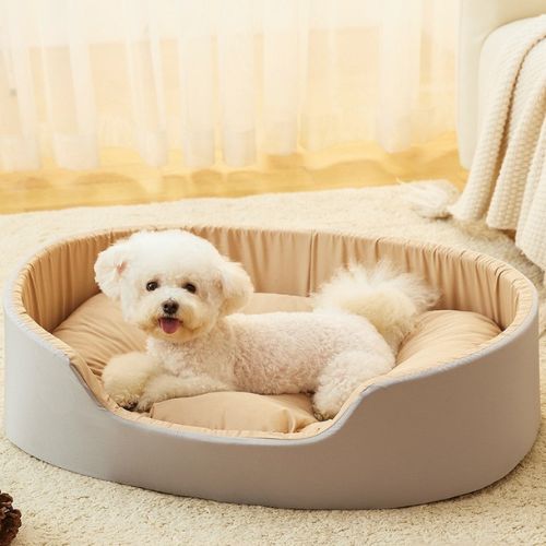 Petit chien blanc allongé dans un panier pour chien confortable beige, couchage anti-stress doux et élégant, idéal pour le repos et la détente à la maison