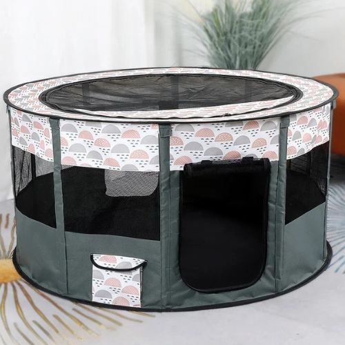 Parc à chien gris respirant et pliable installé sur une terrasse, assurant confort et protection.