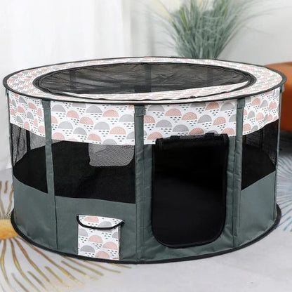 Parc à chien gris respirant et pliable installé sur une terrasse, assurant confort et protection.