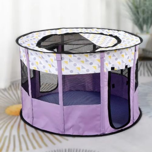 Parc à chien violet design et sécurisé placé sur une terrasse, combinant confort et aération pour le bien-être du chien et chat.