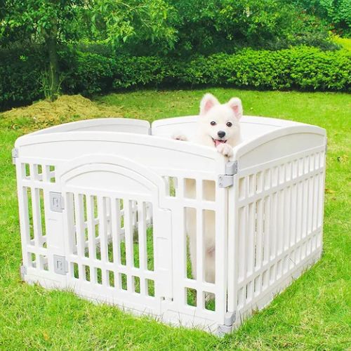 Parc pour chien intérieur blanc léger facile à déplacer offrant confort et sécurité à l’animal à l'intérieur comme l'extérieur
