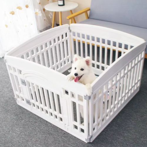 Parc pour chien intérieur lumineux offrant confort et sécurité à l’animal