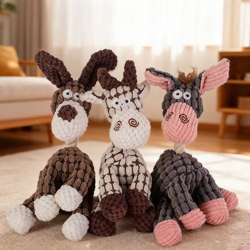 Peluche pour chien couineuse lot de 3 modèles : chien marron, chèvre blanche et âne gris, sur un tapis.