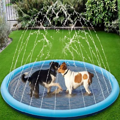 Deux Jack Russell Terrier en train de se rafraîchir dans une piscine pour chien posé sur la pelouse.