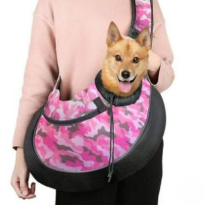 un petit chien dans un sac bandoulière chien couleur rose camouflage tendance avec poche pour téléphone,  confortable et mains libres pour promenade.