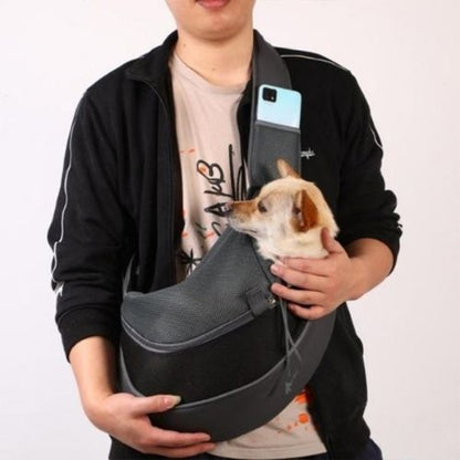 Homme portant un petit chihuahua dans un sac bandoulière chien couleur noir tendance avec poche pour téléphone, sac de transport confortable et mains libres pour promenade.