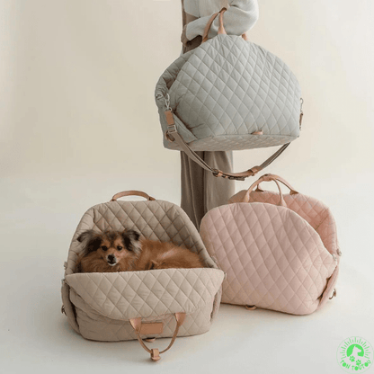 Petit chien confortablement installé dans un sac de transport pour chien matelassé beige, présenté aux côtés de deux autres modèles en rose et gris, alliant style, confort et praticité pour les déplacements.