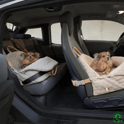 Deux petits chiens installés confortablement à l’avant et à l’arrière d’une voiture dans un sac de transport pour chien rembourré et sécurisé, idéal pour les trajets en toute sérénité.
