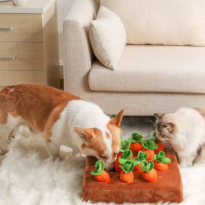 Chien et chat utilisant un tapis de fouille chien en velours marron chercher des friandises cachées parfait pour réduire l’ennui et le stress canin.